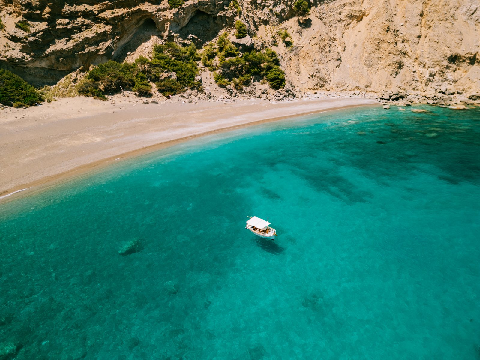 Llaüt Na Rumba fondeado en una cala del norte de Mallorca, boat charter privado